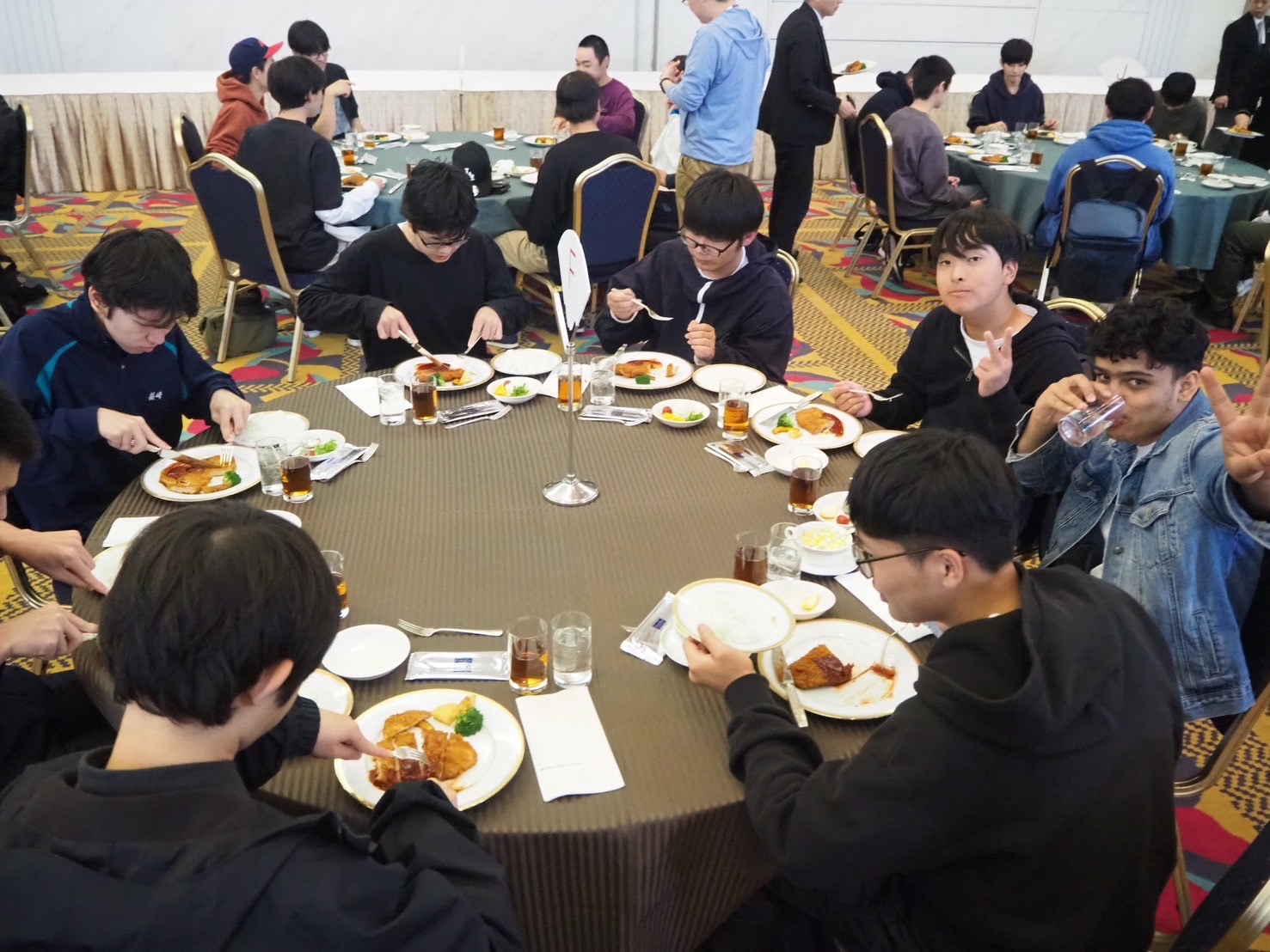 5.ホテルでの昼食の様子