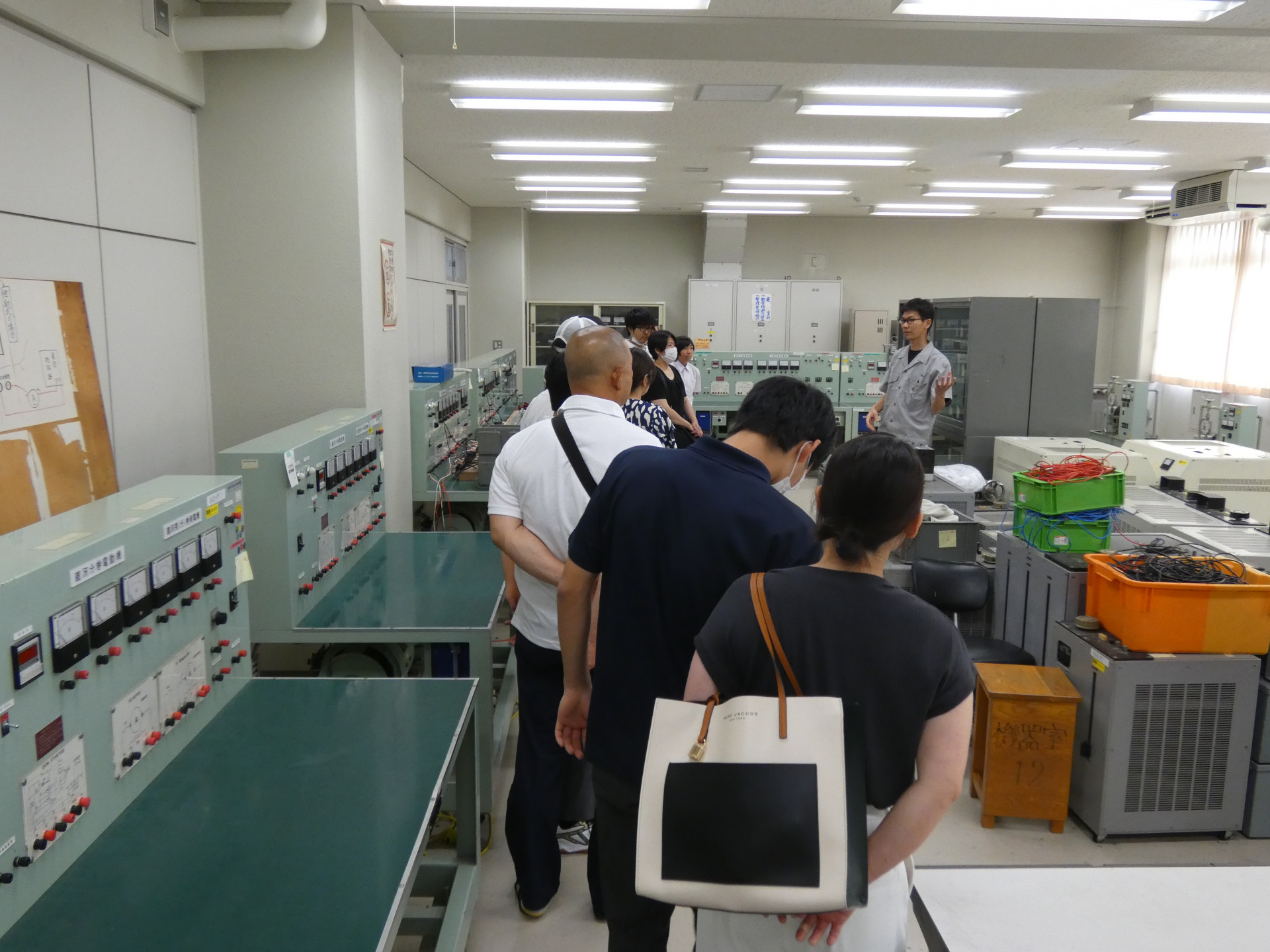8.校内見学(電気系).JPG