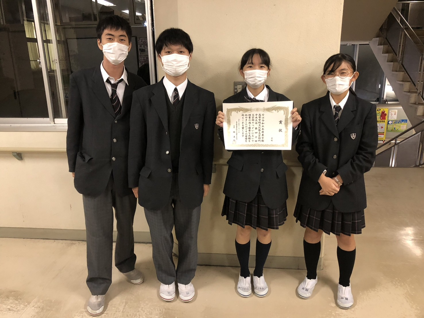 4人