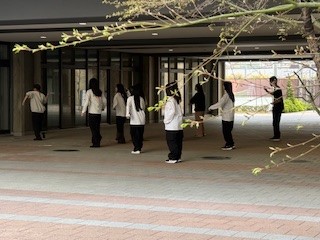 ③