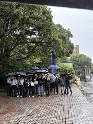 校門前
