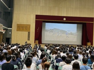１３