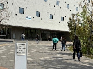 １６