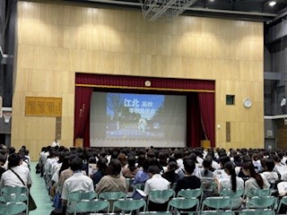 １６