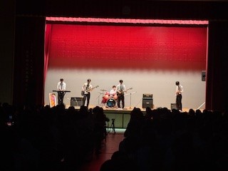 １６