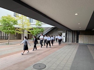 ２
