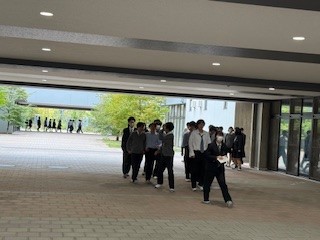 ３