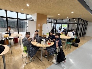 ３