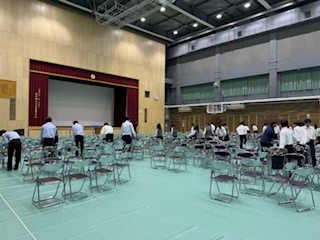 ３
