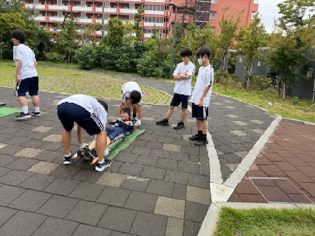 ３