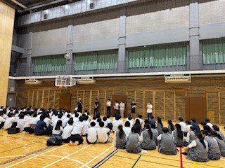 ３