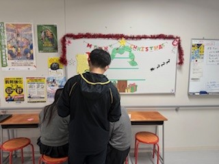 ４