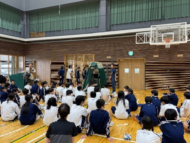 ４
