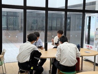 ４