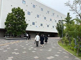 ４