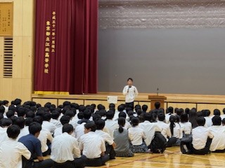 ４