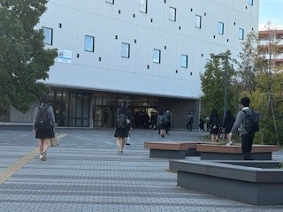 ４