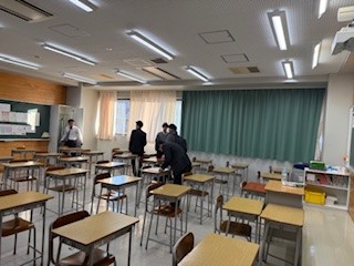 ４