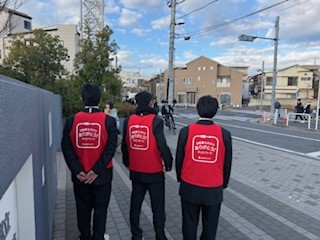 ４
