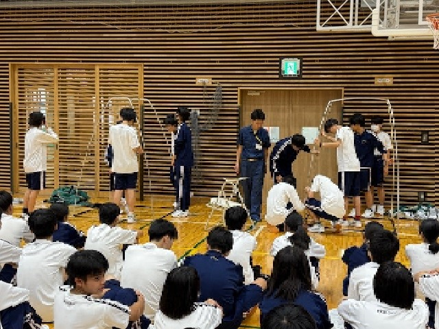 ７