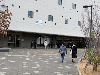 ７