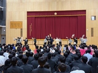 ９
