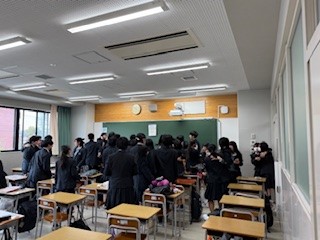 ９