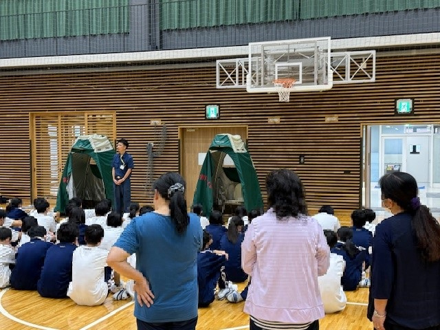 ９