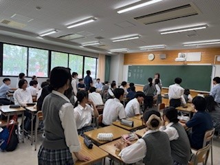 ９
