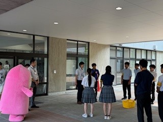 ９