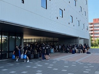 ９