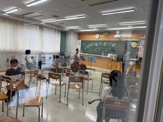 ９