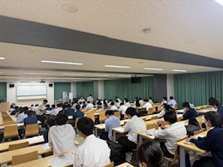 ９