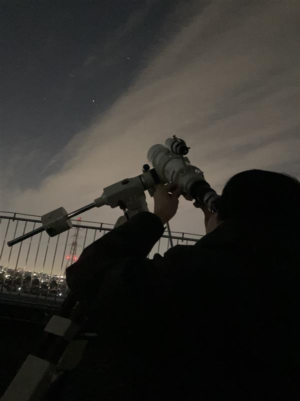 望遠鏡を覗く少年