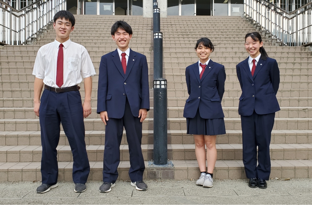 代表的な男女の制服の写真