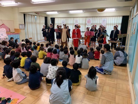 部員と園児たち