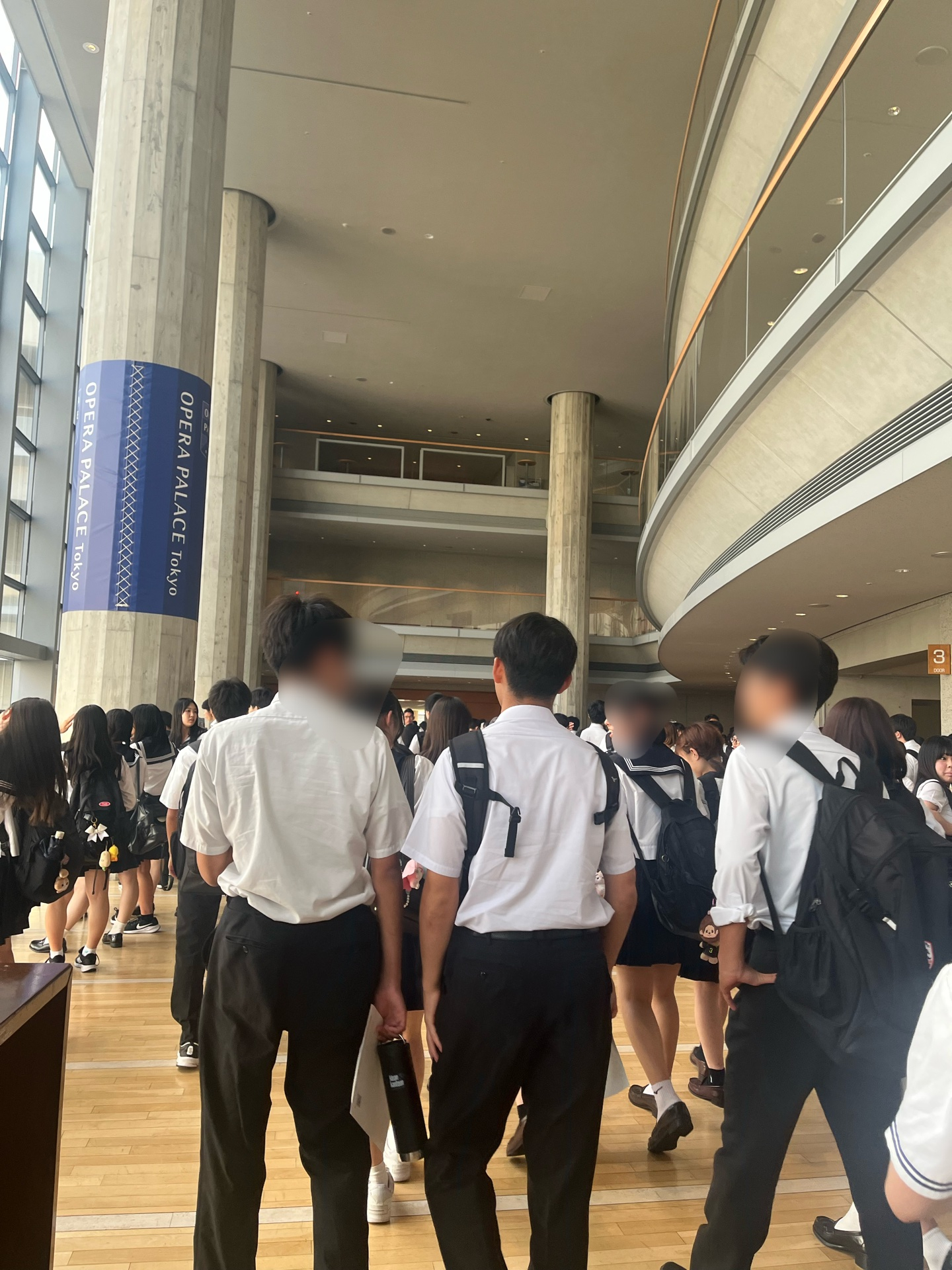 退場