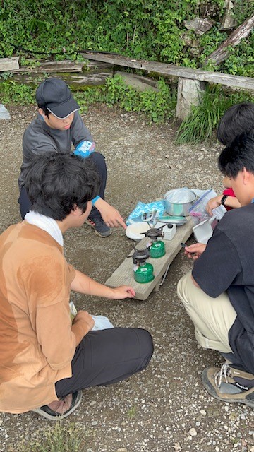 七ツ石小屋で昼食カレー調理