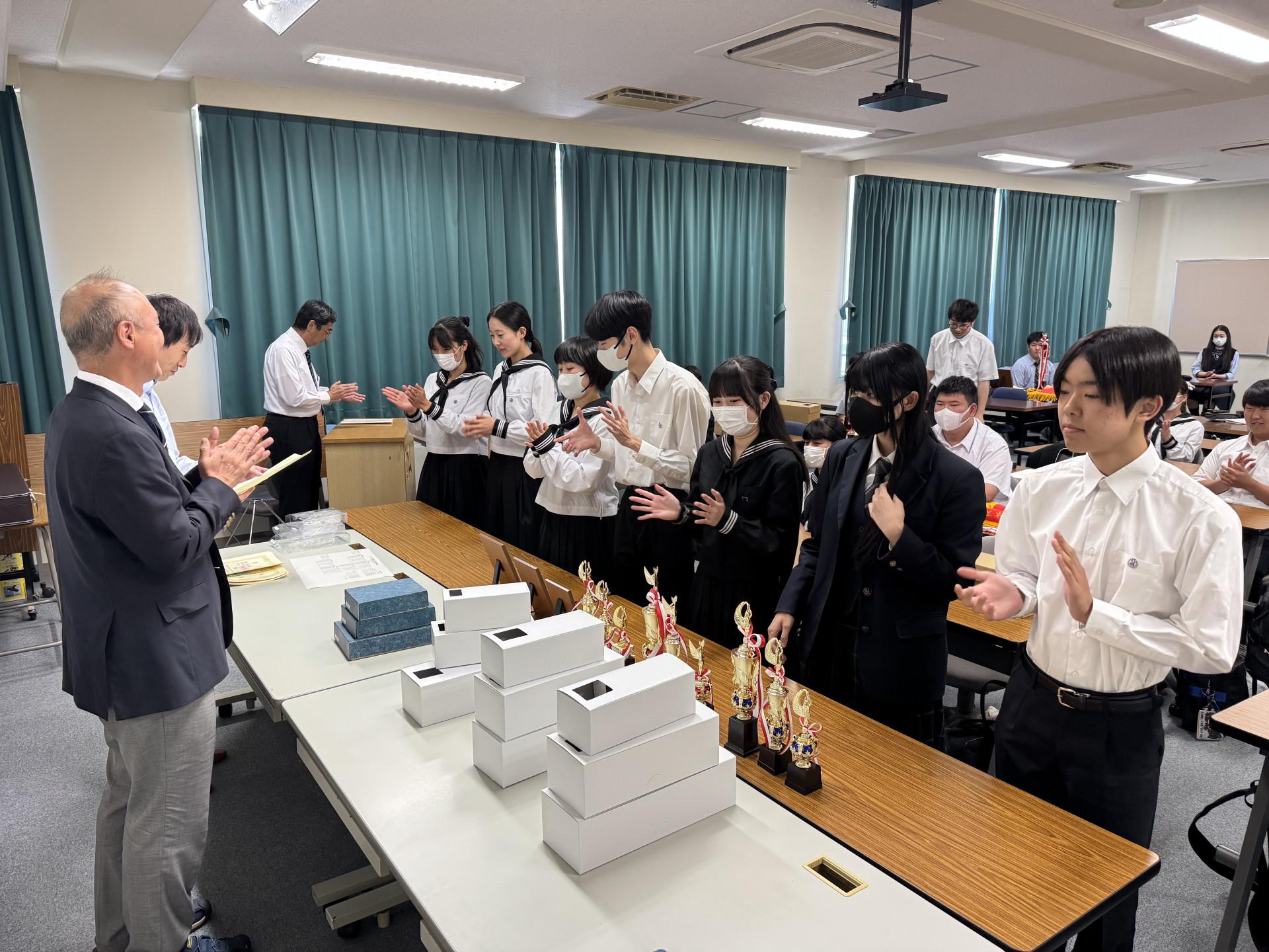 団体優勝をたたえられる部員たち