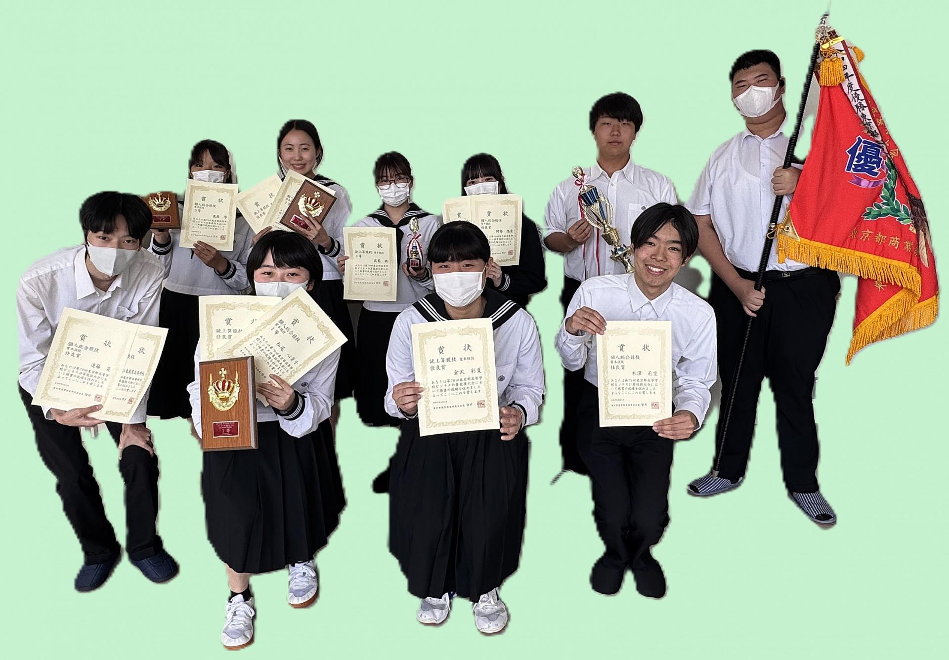 補正後　優勝旗を持った部員たち