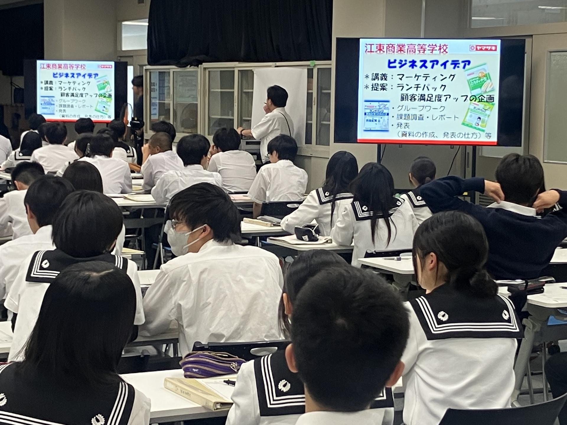 山崎製パン　真剣に話を聞く生徒