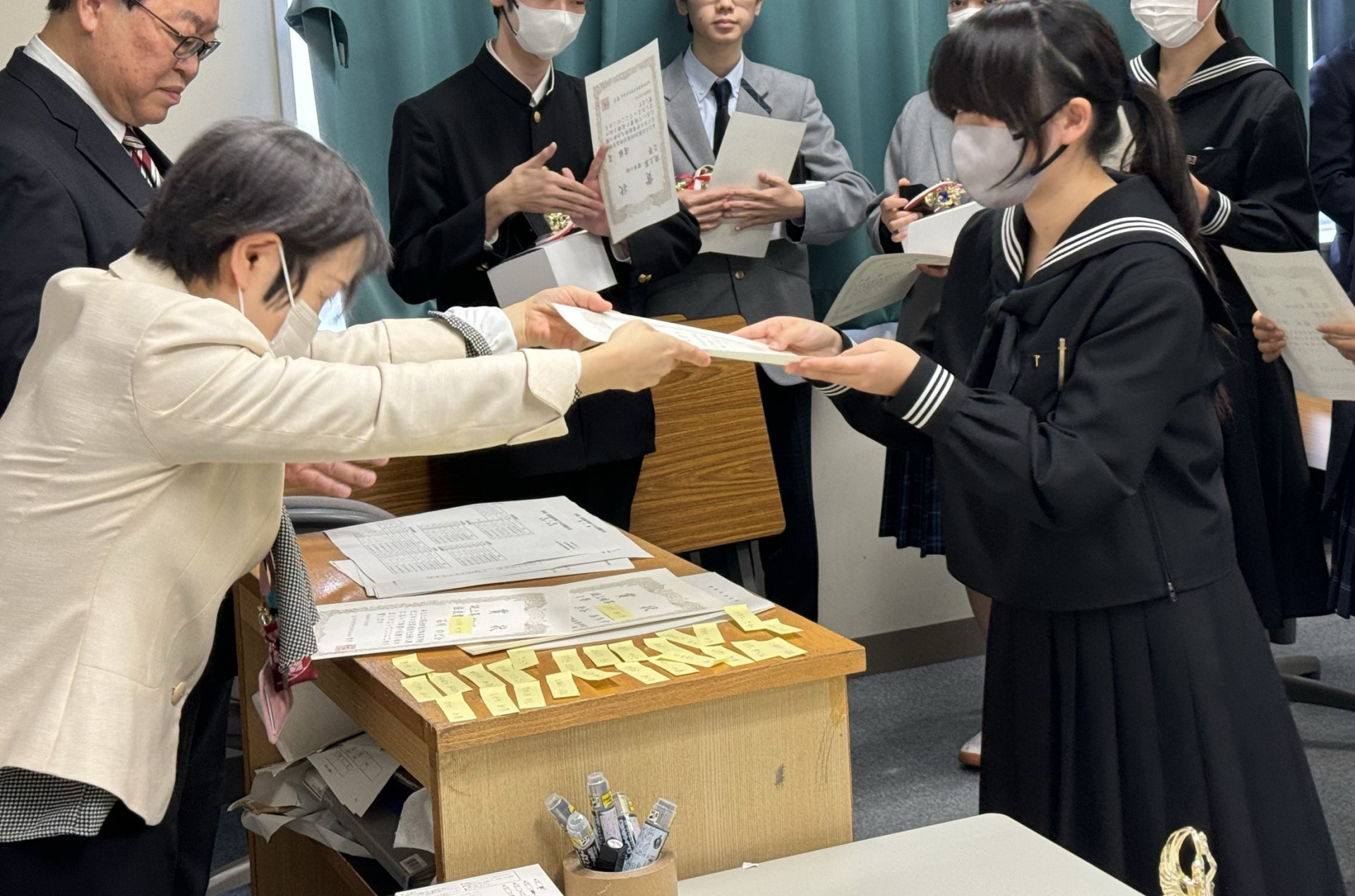賞状もらう女子