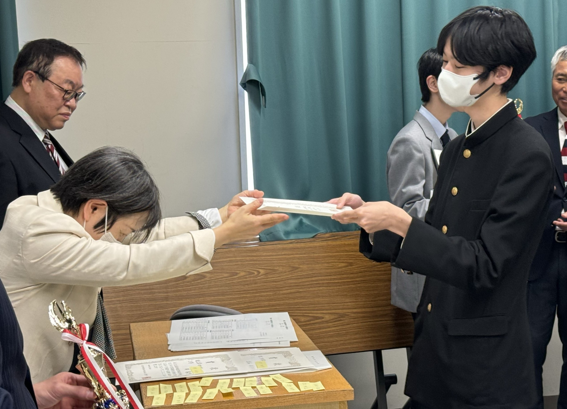 賞状もらう男子