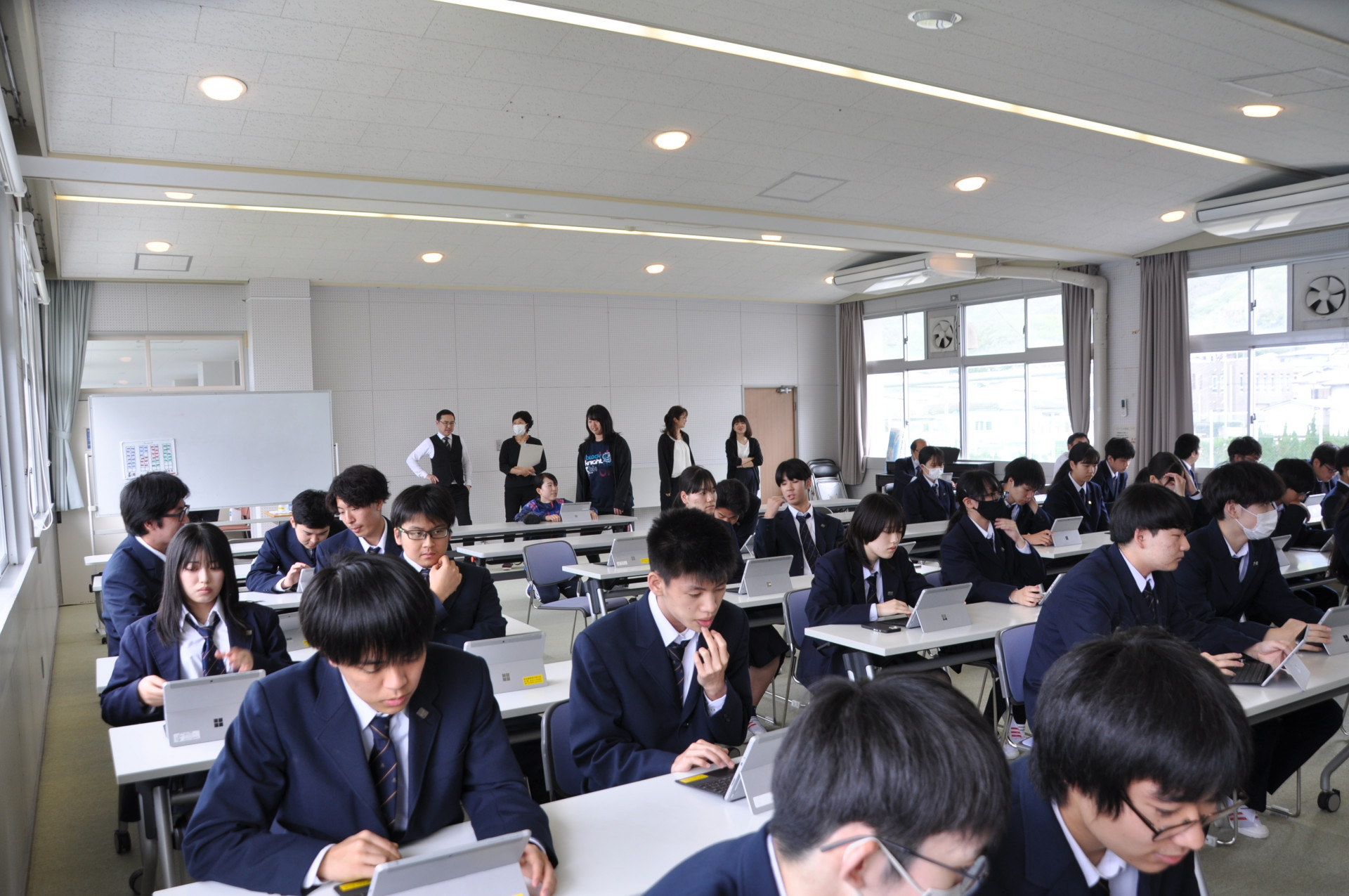 R060427生徒総会全生徒様子.JPG