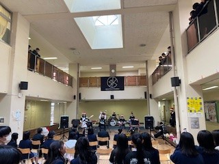 ９