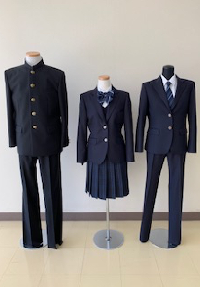 標準の男女の制服の写真