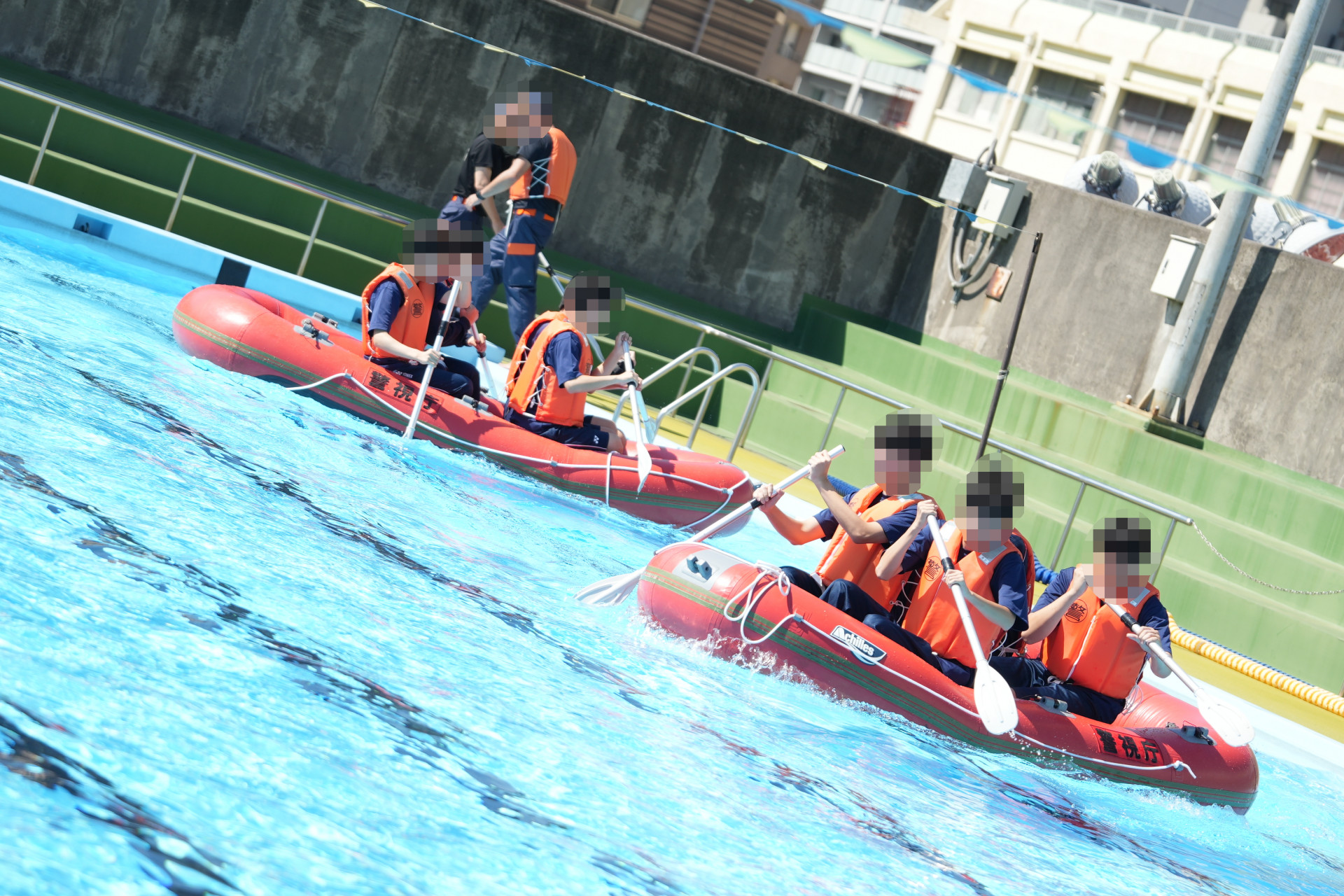 学校プールでの救急ボート体験
