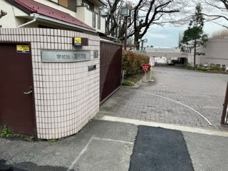 220324調印式⑤大学正門