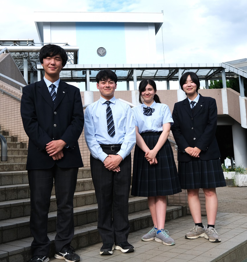 男女の制服の写真