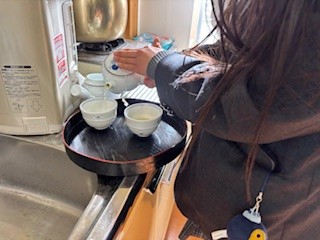 こみ８